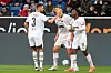 Karol Mets, Hauke Wahl und Oladapo Afolayan klatschen sich nach einem Treffer des FC St. Pauli ab