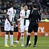 Benjamin Brand weist Rami Bensebaini nach Rot vom Platz