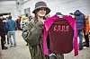 Marie (21) aus Rissen hält, das pinke Oberteil hoch, welches sie sich bei dem Ausverkauf des Fundus „Jacke wie Hose“ gekauft hat