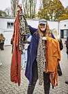 Kristina Paulsen (36) aus Ottensen zeigt der MOPO die Latzhose, den Mantel und die zwei Leo-Teile die sie erworben hat.