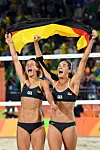 Weltklasse mit Walkenhorst: Ab 2013 spielt Ludwig mit ihrer neuen Partnerin Kira Walkenhorst für den HSV. Das Weltklasse-Duo wird dreimal Deutscher Meister, zweimal Europameister, 2016 Olympiasieger und 2017 Weltmeister!