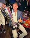Ein Hamburger Junge ist Zyprischer Meister: Jurek Rohrberg zeigt stolz die Trophäe.