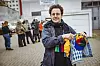 Jonas Liebermann (34) aus Hohenfelde hat für seinen Sohn eingekauft. Er zeigt die Jeansjacke, den Pullunder und die Cap in die Kamera.