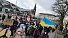Viele hielten die ukrainische Flagge hoch oder hatten diese um die Schulter gebunden.