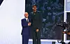 Victor Wembanyama und Adam Silver posieren zusammen für die Kameras.