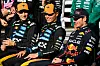 Oscar Piastri, Lando Norris, Max Verstappen sitzen lachend nebeneinander