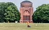 Die Stadtreinigung sammelt nach den Party-Nächten im Stadtpark den Müll auf.