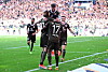 Jackson Irvine, Marcel Hartel und Oladapo Afolayan umarmen sich beim Jubeln