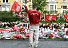 Liverpool Fans gedenken mit Blumen und Bildern vor dem Anfield Stadium, dem verstorbenen Diogo Jota