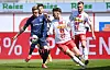 Sonny Kittel (HSV) und Max Besuschkow (Regensburg/M.)