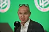 DFB-Präsident Bernd Neuendorf steht an einem Mikrofon.