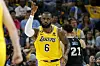 Lebron James hebt den Finger