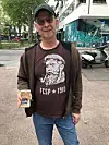 Michael Engelhardt (56) verkauft Spieluhren mit der Stadionhymne.