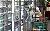 Eine Frau im Supermarkt trägt Maske.