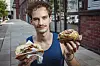 MOPO-Reporter Alexander Palm testet einen veganen Döner (r.) von „Vincent“ aus dem Mercado gegen einen klassischen Kalbsdöner (l.).