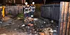 Feuerwehrleute begutachten die Reste eines Brands am Rugenbarg in Osdorf.
