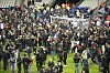 Fans stürmen auf das Spielfeld des Stade de France