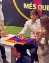 Gavi bei einer Autogrammstunde des FC Barcelona