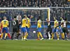 Torschütze Lasse Sobiech (3.v.l.) und Bernd Nehrig (4.v.r.) beim 2:1 in Braunschweig 2017