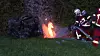 Die Feuerwehr löschte das in Brand geratene Autos. Drei Jugendliche starben in den Flammen.