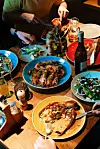 Der zubereitete Fisch oder die Meeresfrüchte werden an den Tisch gebracht.