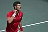 Novak Djokovic hält sich die linke Hand ans Ohr