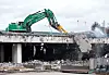 Ein Bagger, der eine Brücke abreißt