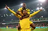 Youssoufa Moukoko und Jude Bellingham bejubeln zusammen ein Tor