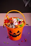 Eimer mit Halloween-Süßigkeiten (Symbolbild).