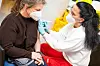 Eine Frau lässt sich gegen das Coronavirus impfen.