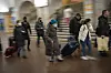 Menschen suchen in U-Bahn-Stationen Schutz oder versuchen die Stadt noch per Zug zu verlassen.