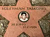 Am Tatort in der Schützenstraße ist zur Erinnerung an den ermordeten Süleyman Tasköprü dieser Stern auf dem Pflaster verlegt.