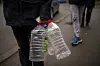 Anwohner warten darauf, in einem Geschäft Wasser zu kaufen, während die Wasserversorgung unterbrochen ist.