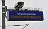 Anzeige am Bahnsteig zeigt Unwetterwarnung an.