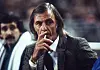 César Luis Menotti beim Rauchen