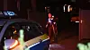 Ein Polizist stellt in Hamburg-Wilhelmsburg das Gewehr sicher, mit dem ein Mann am Halloween-Abend kleine Kinder bedroht hat.