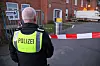 Ein Polizist sichert den Fundort des hochgiftigen Quecksilbers in Rostock.
