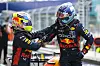 Sergio Perez und Max Verstappen klatschen ab