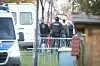 Eine tatverdächtige Frau (Mitte l.) verlässt in Begleitung von Polizeibeamten ihr Wohnhaus.