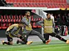 Leverkusen muss in Gelsenkirchen auf Mittelfeldspieler Kerem Demirbay (links) verzichten.