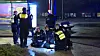 Beamte versorgen den mutmaßlichen Angreifer, der laut Polizei erst durch einen Hundebiss gestoppt werden konnte.