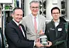 Volker Wissing (l-r,parteilos), Bundesminister für Justiz, Digitales und Verkehr), Alexander Mauritz, Betriebsleiter EBS Mannheim, und Franciso Vidal-Vazquez, Mitbegründer des Startups ICODOS, halten eine Flasche mit green e-Methanol in ihren Händen