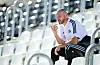 Heiko Westermann sitzt auf einer Tribüne und spricht in sein Telefon.