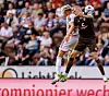 Eric Smith im Kopfballduell mit Düsseldorfs Niemiec
