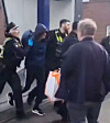 Ein Screenshot aus dem Video, das die Festnahme der Täterin zeigt.