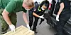 Mitarbeiter des Tierschutzverein und die Polizei bei der Sicherstellung der Welpen.