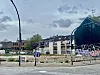 Brachfläche mit Häusern rundum