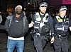 Uniformierte Beamte führen einen mutmaßlichen Dealer in der Herbertstraße ab.