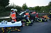 Mehrere Rettungskräfte stehen neben einem Auto