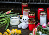 Grablichter, Blumen und Teddybären